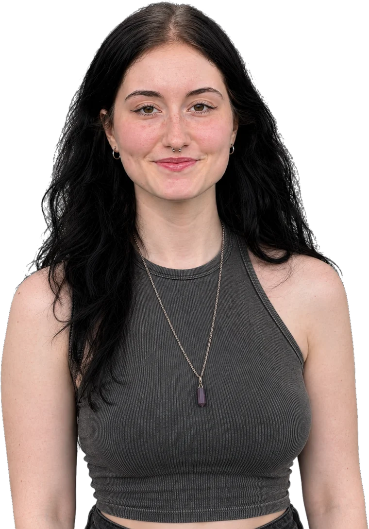Marrey lächelt in die Kamera, lange schwarze Haare, graues Top und eine Kette mit lila Anhänger